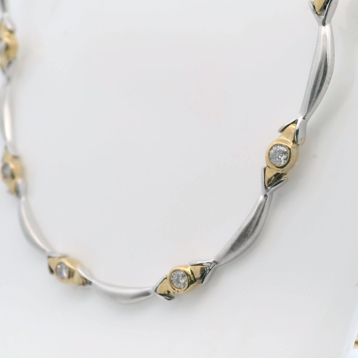 Elegant Two-Tone Necklace with Diamonds
