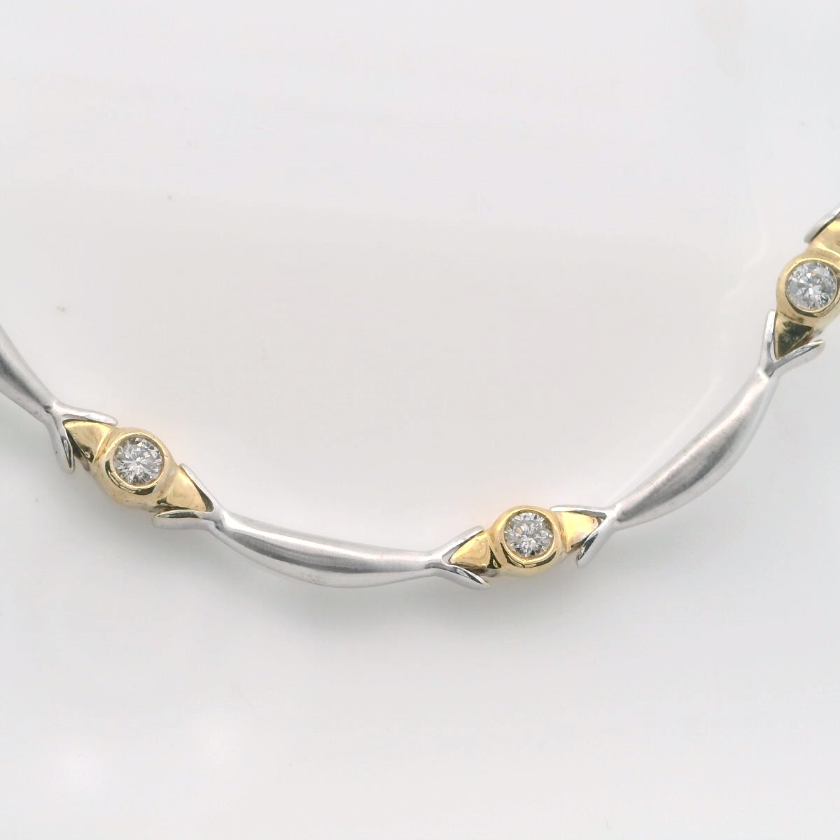 Elegant Two-Tone Necklace with Diamonds