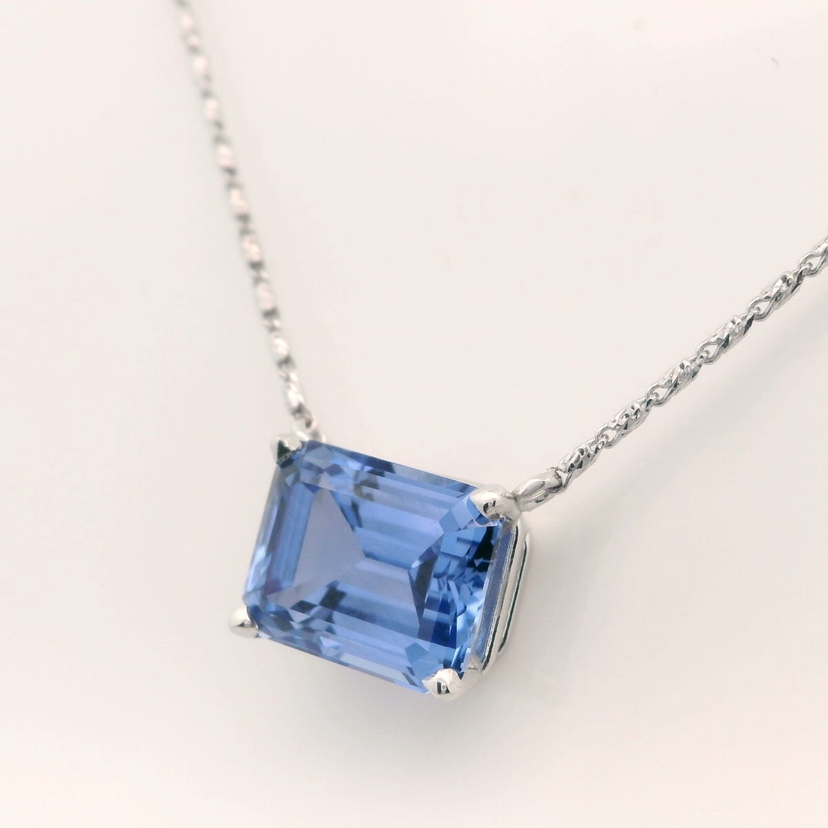 Elegant LG Sapphire Necklace.