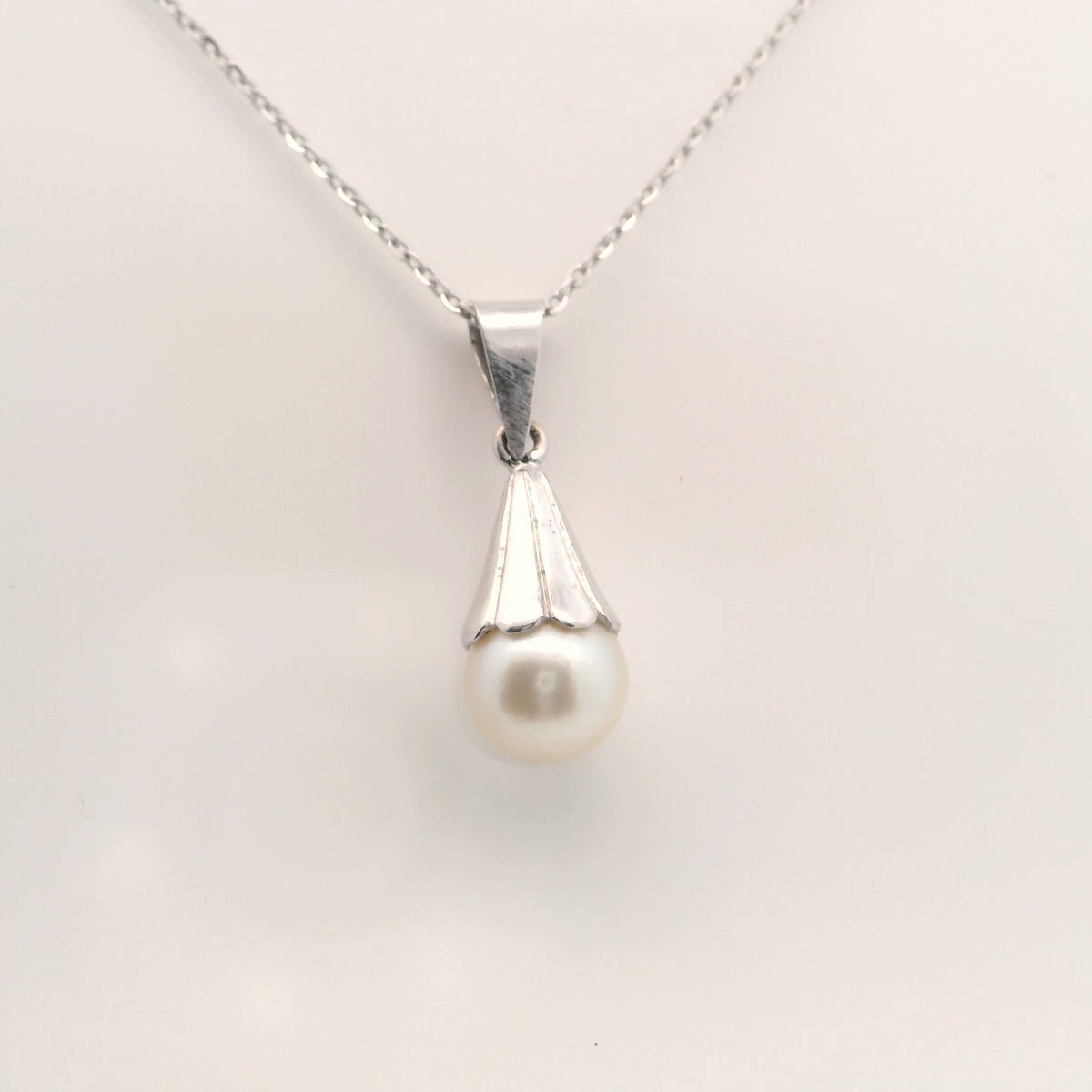 Elegant Pearl Pendant Necklace