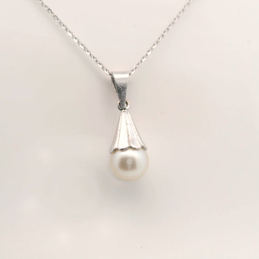 Elegant Pearl Pendant Necklace