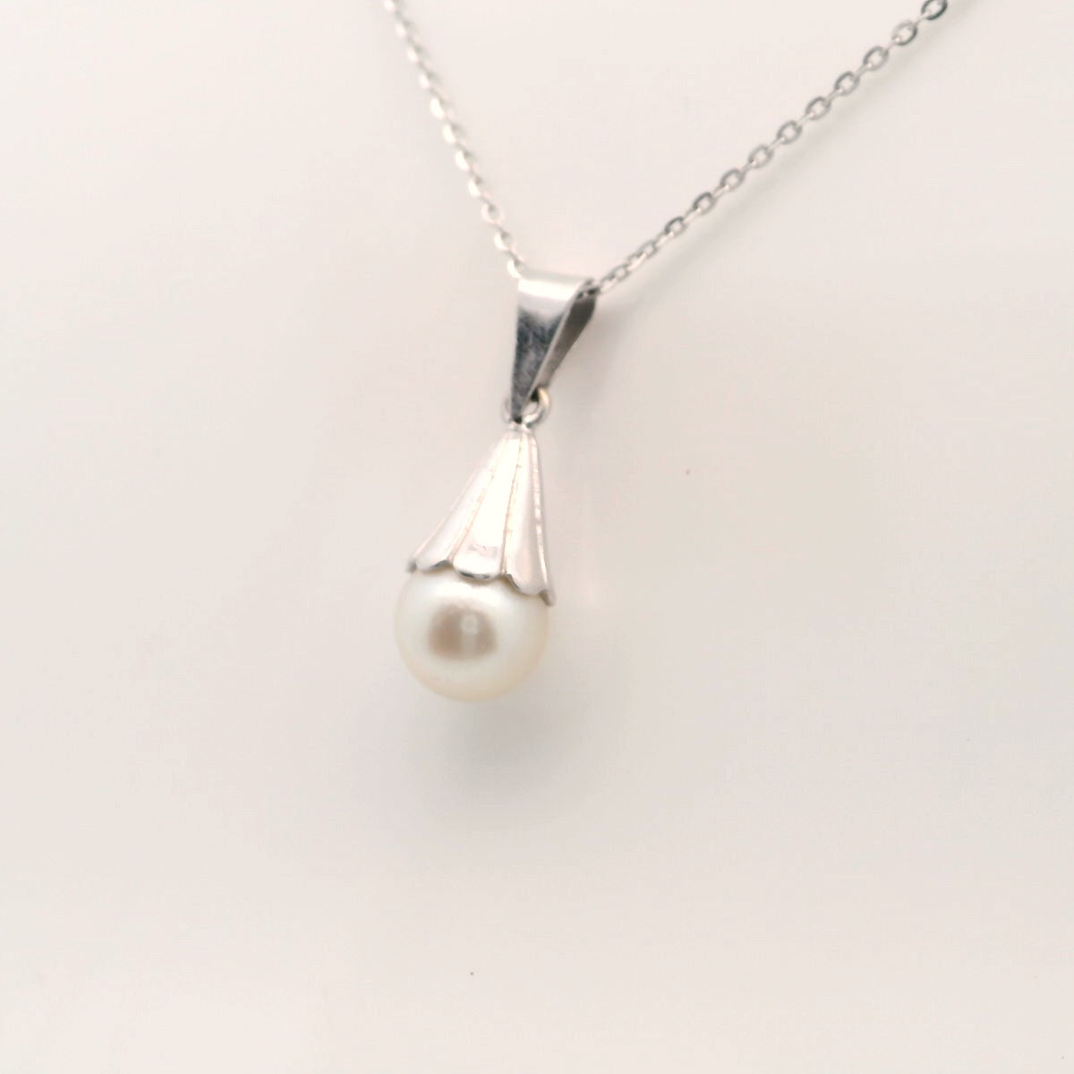 Elegant Pearl Pendant Necklace