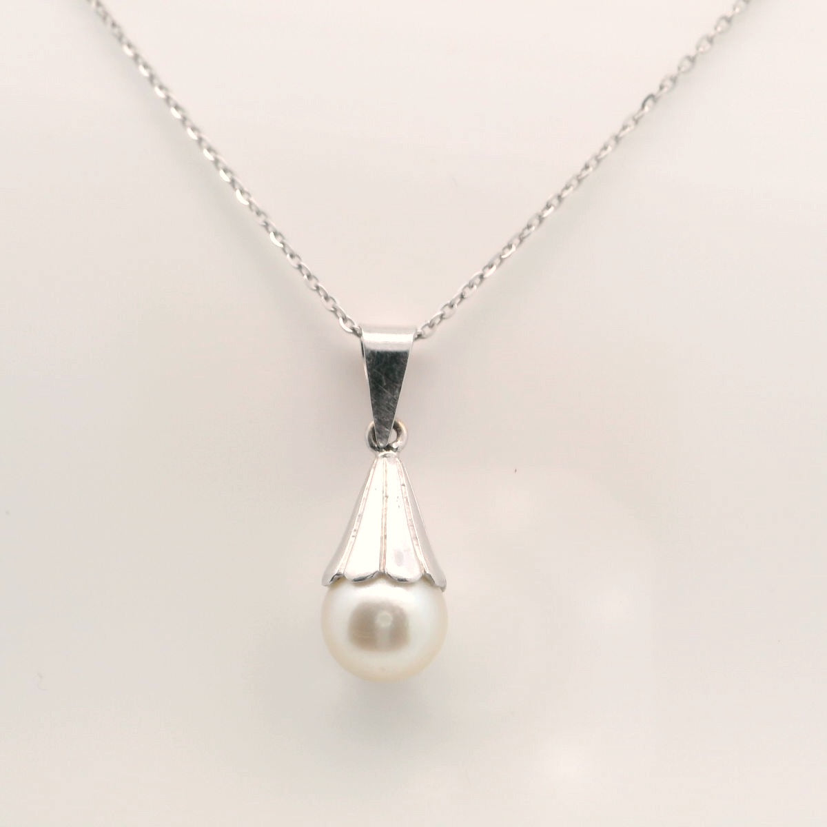 Elegant Pearl Pendant Necklace