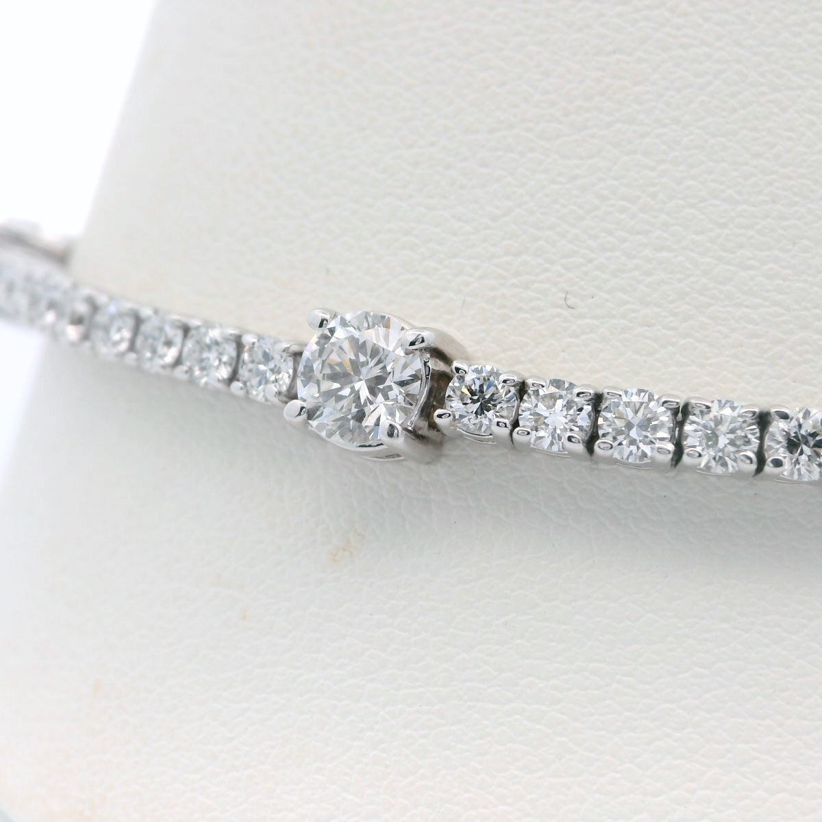 Stylish LG diamond tennis bracelet