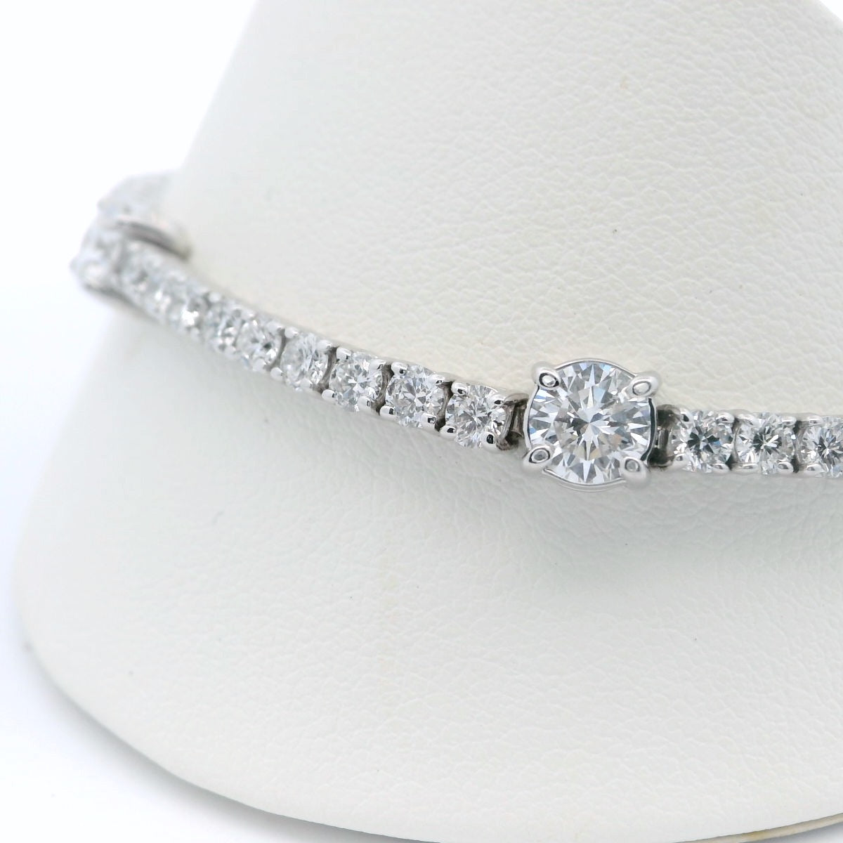 Stylish LG diamond tennis bracelet