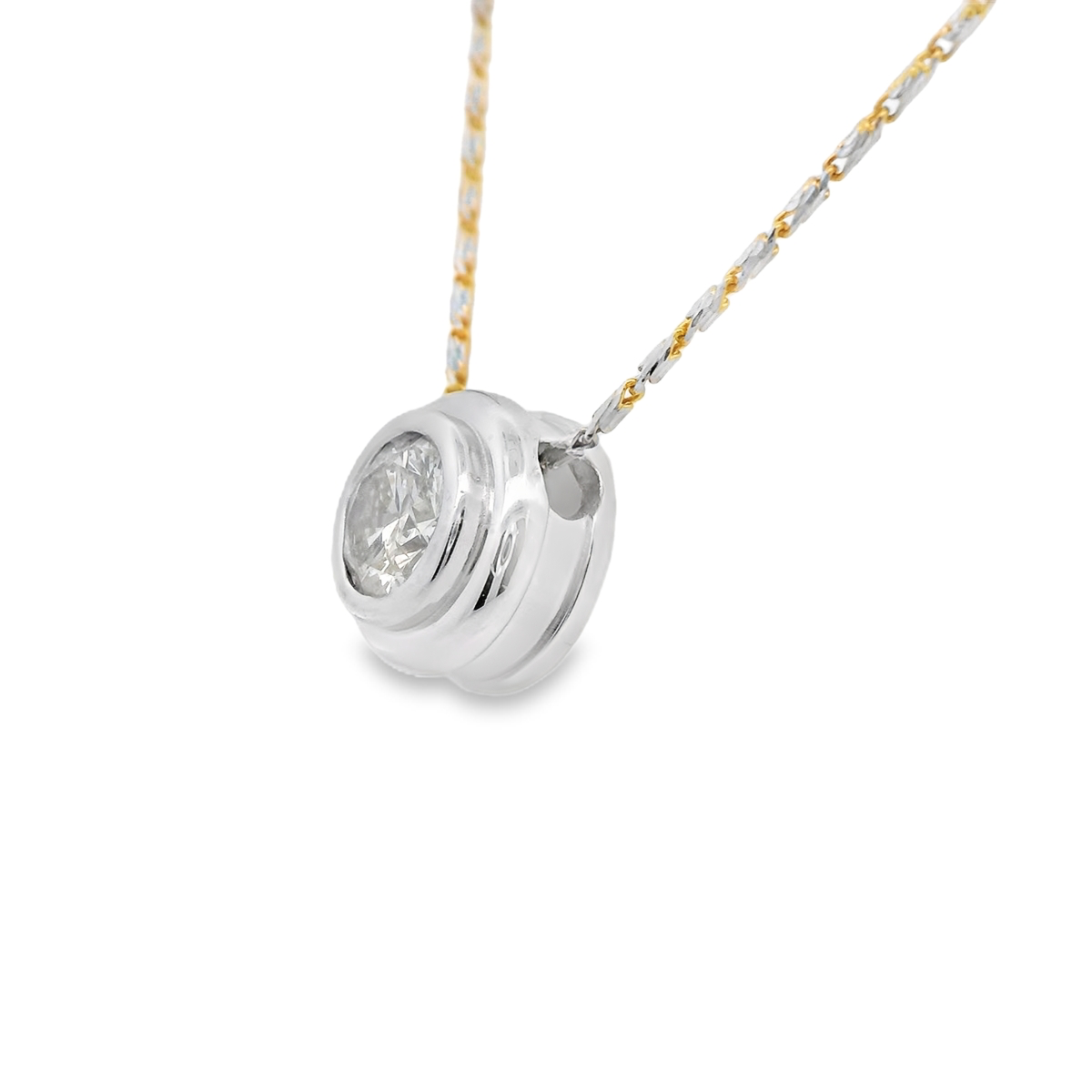 White Gold Necklace Featuring a Round Brilliant Cut Diamond
