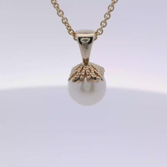Classic Round Pearl Pendant in Yellow Gold Cable Chain